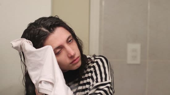 Tamponnez les cheveux avec un t-shirt en coton