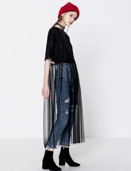 Porter un jean sous une robe transparente