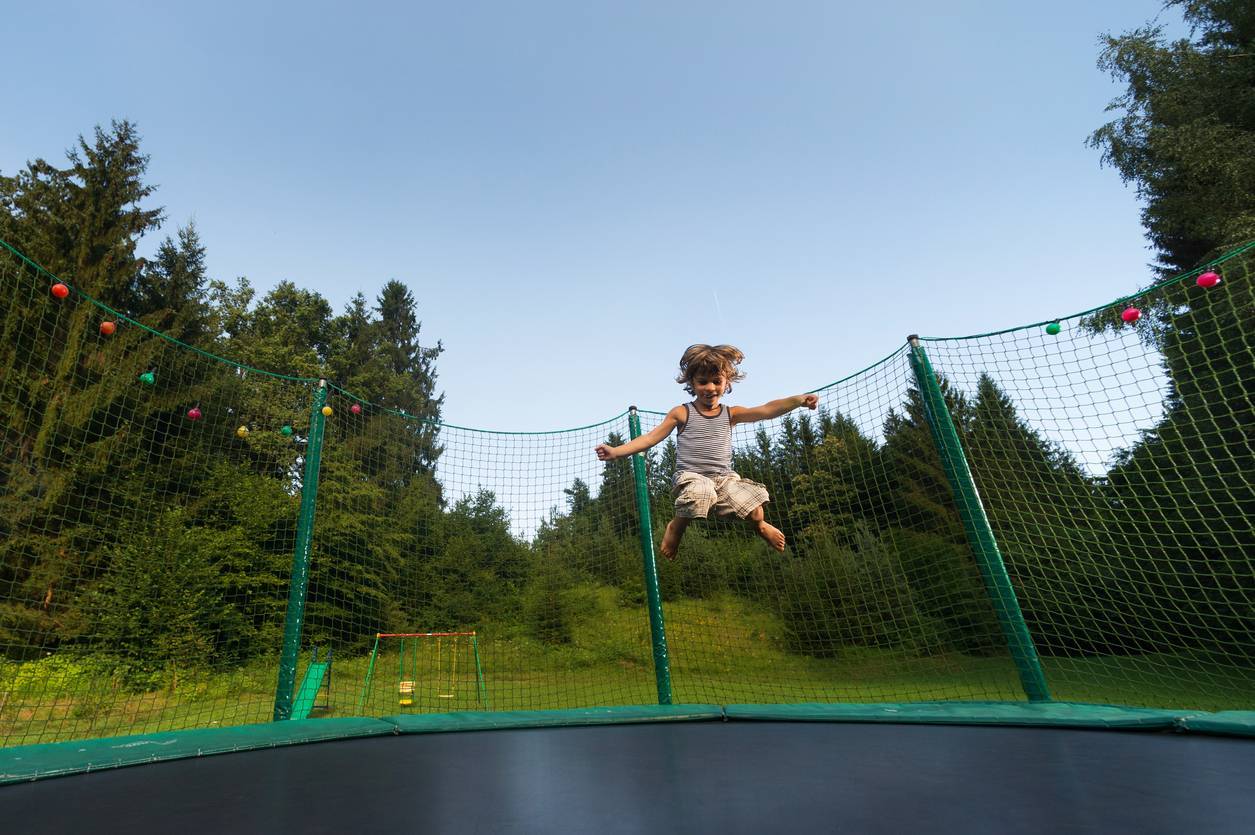 vérifier les ressorts du trampoline